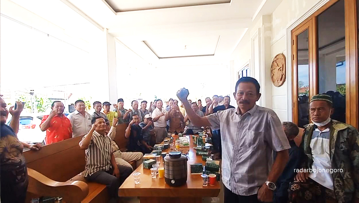 ALL IN: Paslon Abdi mendapat suntikan dukungan dari ratusan kades se-Kabupaten Blora. (ISTIMEWA/RADAR BOJONEGORO)