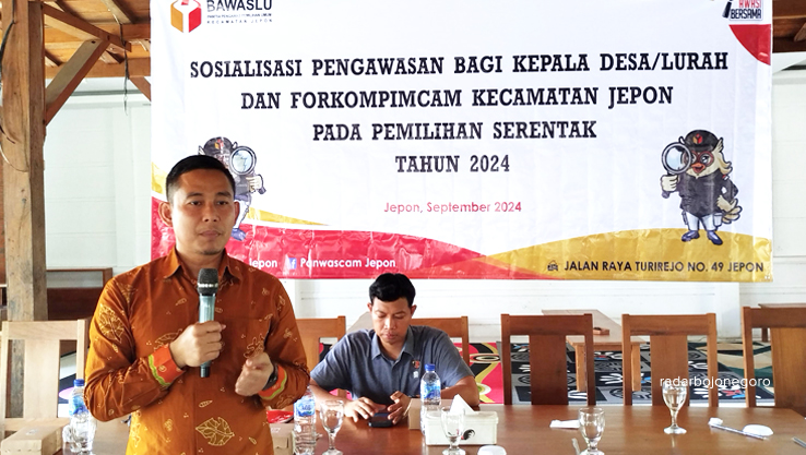 NETRALITAS: Ketua Bawaslu Blora Andyka Fuad Ibrahim mengimbau kepada para kades dan lurah senantiasa menjaga netralitas selama masa tahapan kampanye Pilkada Blora. (RAHUL OSCARRA DUTA/RADAR BOJONEGORO