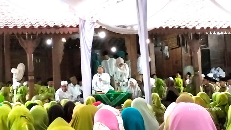BERSALAWAT: Paslon Asri gaet pemilih dengan rutin gelar acara salawat. Juga menginap di rumah warga. (ISTIMEWA/RADAR BOJONEGORO)