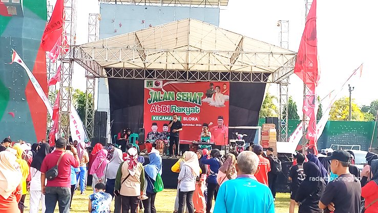 ANIMO: Upaya paslon Abdi menggaet animo masyarakat dengan menggelar acara jalan sehat serta keliling desa. (ISTIMEWA/RADAR BOJONEGORO)