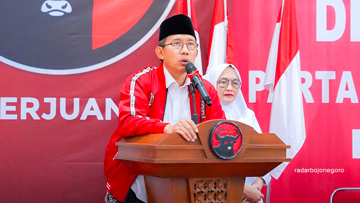 RAPATKAN BARISAN: Cabup Bojonegoro Nomor 01 Teguh Haryono membakar semangat kader partai dan relawan untuk memenangkan Pilkada 2024. (TIM PEMENANGAN TEGUH-FARIDA FOR RADAR BOJONEGORO)