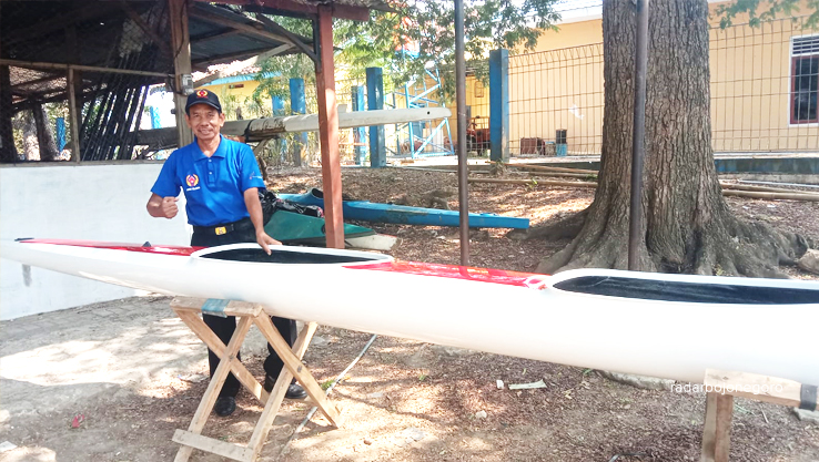 DAYUNG: Cabor Dayung Blora baru saja menerima bantuan satu unit perahu dayung kayak-2 berstandar Internasional dari Kemenpora guna memacu semangat para atlet. (ISTIMEWA/RADAR BOJONEGORO)