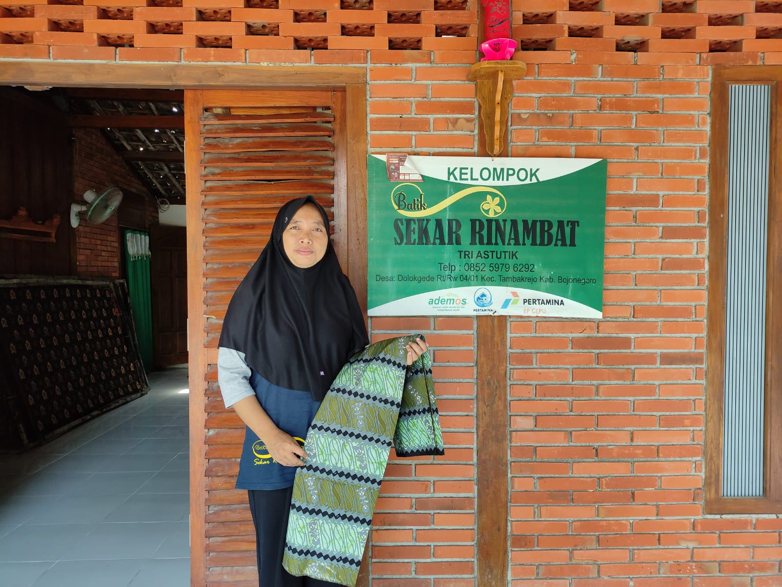 Tri Astutik Ketua Kelompok dan Pemilik Rumah Produksi Batik Sekar Rinambat