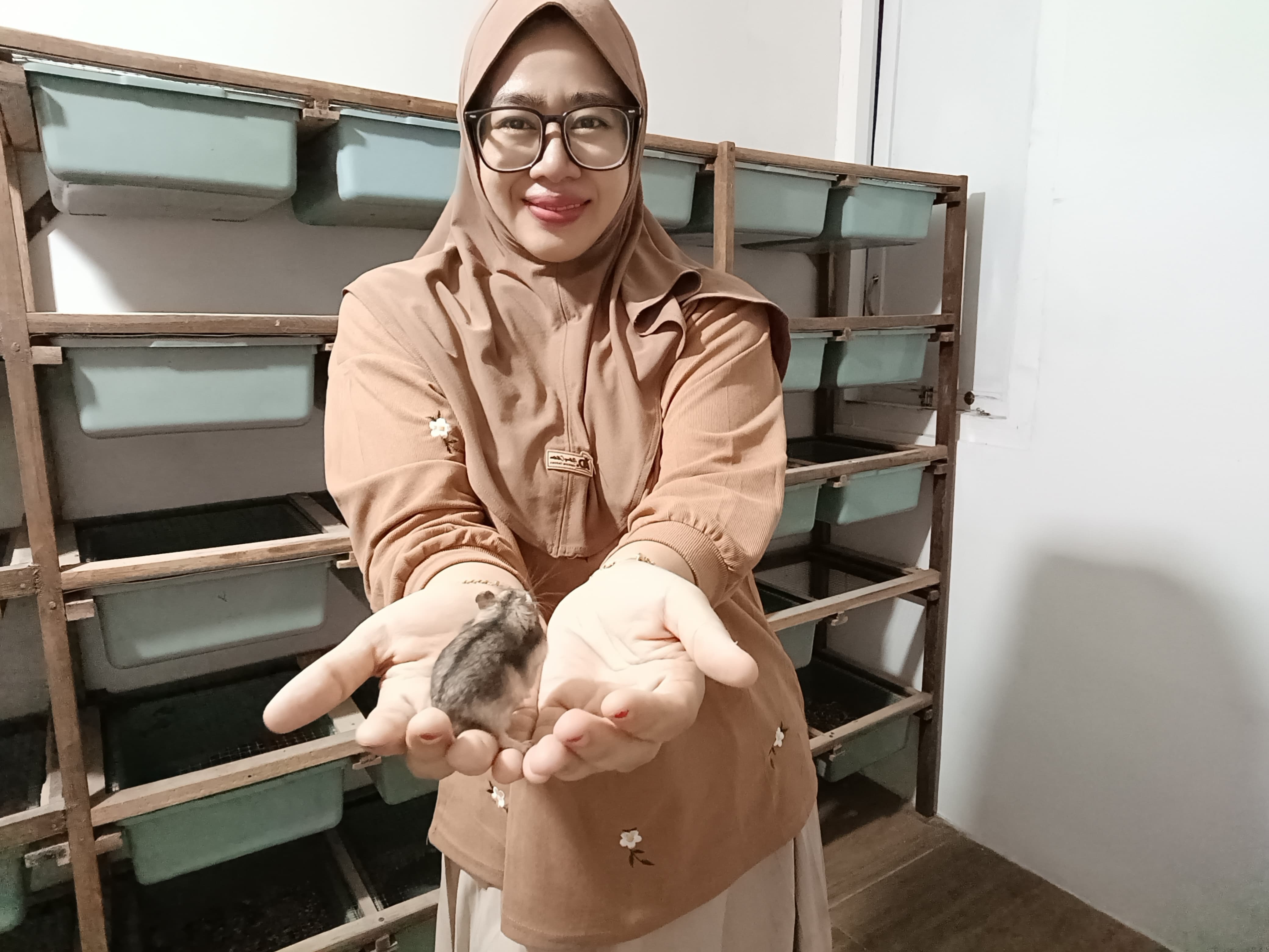 LADANG BISNIS: Budidaya hamster di rumah cukup menjanjikan. Laba lumayan, perawatan tidak terlalu sulit. (AHMAD NAWAF TIMYATI FANDAWAN/RADAR BOJONEGORO)