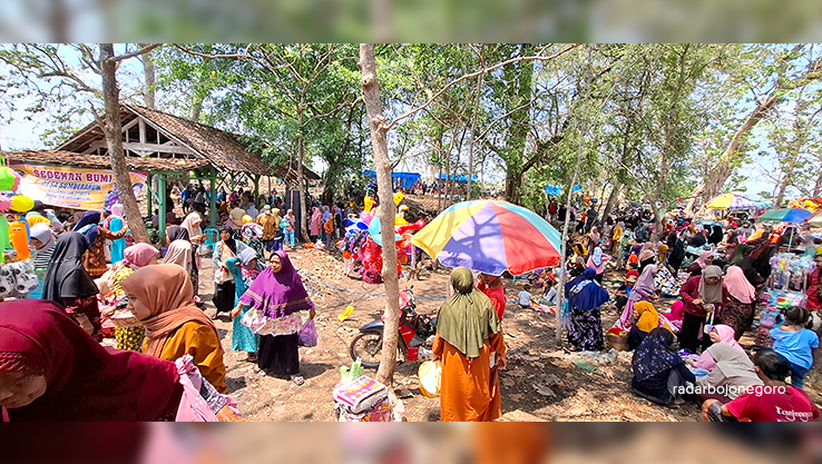 WUJUD BERSYUKUR: Warga Desa Sumberarum, Kecamatan Dander melestarikan sedekah bumi di Gua Sumur, sebagai bentuk bersyukur. (DEWI SAFITRI/RADAR BOJONEGORO)