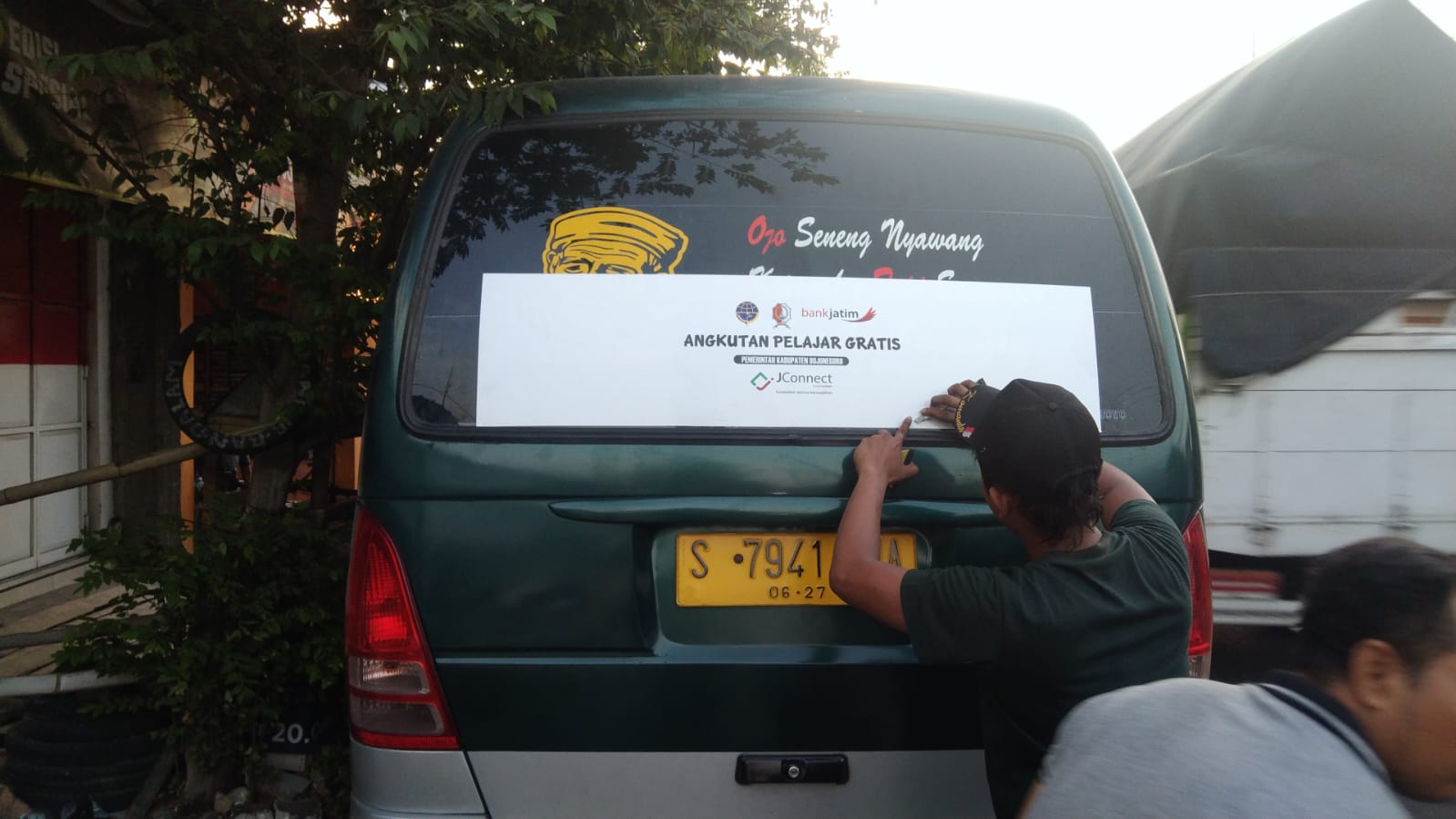 Pemasangan stiker angkutan gratis bagi pelajar di Bojonegoro. 