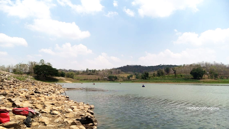 Volume air Bendungan Tempuran yang berlokasi di Desa Tempuran Kecamatan Blora Kota menyusut. Air di bendungan itu juga tidak lagi digunakan sebagaki air baku PDAM. (RAHUL/RADAR BOJONEGORO)