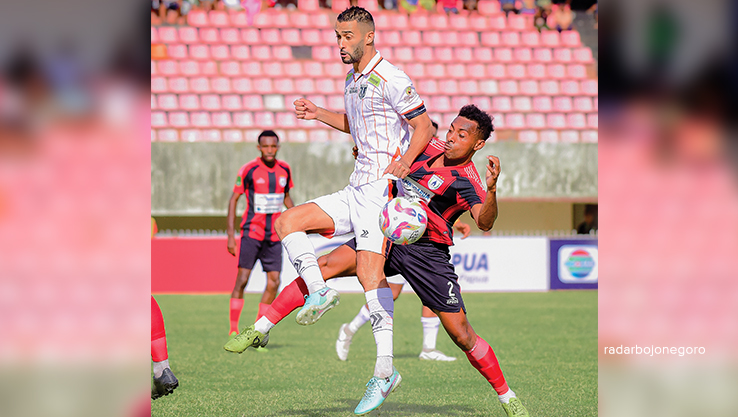 PUNCAK KLASEMEN: Enzo Celestine melindungi bola dari pemain Persipura yang ingin merebut. (ISTIMEWA/RADAR BOJONEGORO)