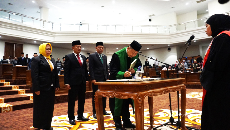 SUMPAH JABATAN: Ketua DPRD Abdulloh Umar, Wakil Ketua I DPRD Sahudi, dan Wakil Ketua II DPRD Mitroatin telah mengucapkan sumpah jabatan dan resmi dilantik Senin (30/9).