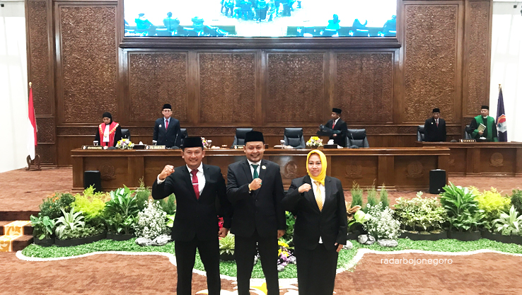 KAWAL ASPIRASI: Ketua DPRD Abdulloh Umar (tengah), Wakil Ketua I DPRD Sahudi (kiri), dan Wakil Ketua II DPRD Mitroatin siap kawal aspirasi masyarakat Bojonegoro.