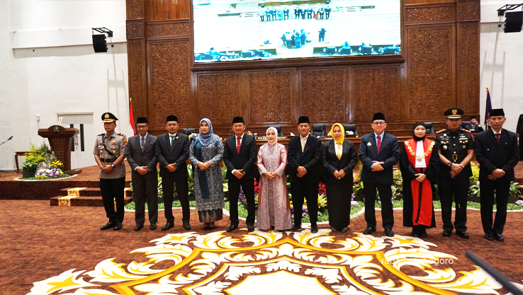 SINERGI: Pimpinan DPRD Bojonegoro 2024-2029 didampingi istri/suami berfoto bersama Forkopimda Bojonegoro