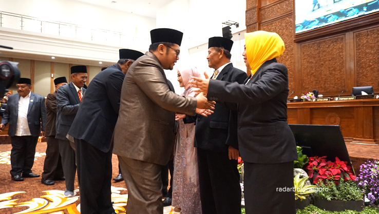 SELAMAT: Seluruh anggota DPRD Bojonegoro memberikan ucapan selamat kepada pimpinan DPRD 2024-2029 yang telah resmi dilantik.