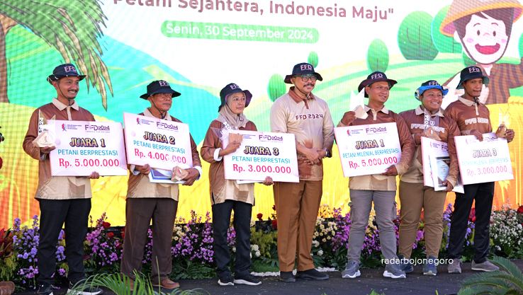 APRESIASI: Asisten II Setda Bojonegoro berfoto bersama insan pertanian yang berprestasi pada FFD.