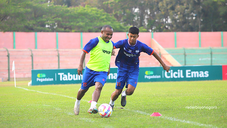CEDERA: Pemain Persibo Fery Pahabol latihan di Stadion Letjend Soedirman sebelum cedera, saat latihan kemarin (30/9) hanya duduk di bangku cadangan. (IRVAN RAMADHON/RADAR BOJONEGORO)