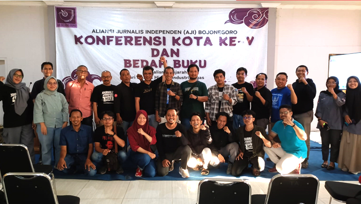 MENJAGA MARWAH JURNALIS: Anggota AJI Bojonegoro foto bersama Sekjend AJI Indonesia foto bersama usai proses Konferta ke-V. (DOKUMENTASI AJI BOJONEGORO)