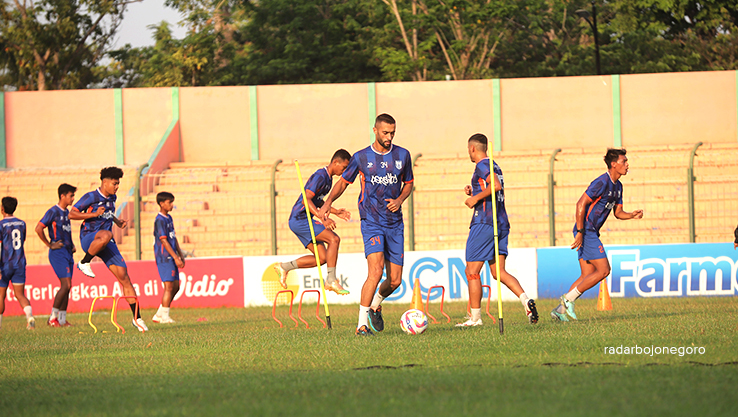 MATANGKAN PERSIAPAN: Enzo Celestine penyerang Persibo menggiring bola melalui beberapa rintangan dalam latihan di Stadion Letjen Soedirman Senin (30/9).  (IRVAN RAMADHON/RADAR BOJONEGORO)