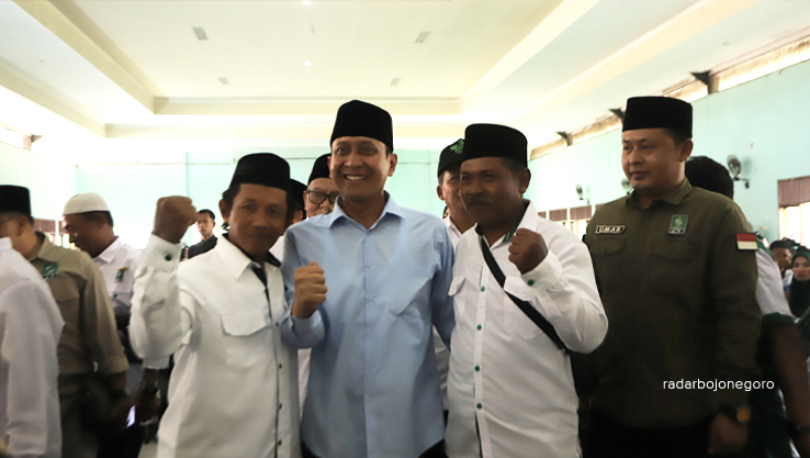DEKAT WARGA: Cabup 02 Setyo Wahono bersama warga di salah satu acara, dengan diusung 14 parpol optimistis menang. (DOKUMENTASI TIM PEMENANGAN WAHONO-NURUL)