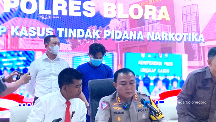 SABU: Tersangka kasus narkotika berinisial PS dipamerkan saat konferensi pers di Aula Arya Guna Polres Blora Selasa  (1/10). (RAHUL OSCARRA DUTA/RADAR BOJONEGORO)