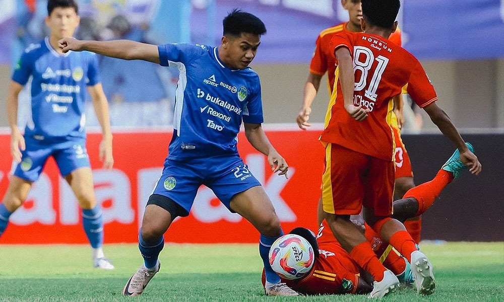 Pemnggawa PSIM Yogyakarta, Samuel Christianson saat berduel melawan pemain Persijap jepara di Liga 2 pada Rabu (2/9).