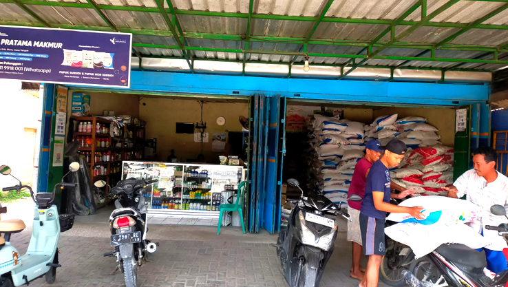 STOK MELIMPAH: Distribusi pupuk subsidi tidak ada kendala. Para petani bisa menebus dengan mudah selama sudah masuk e-RDKK. (M. LUKMAN HAKIM/RADAR BOJONEGORO)