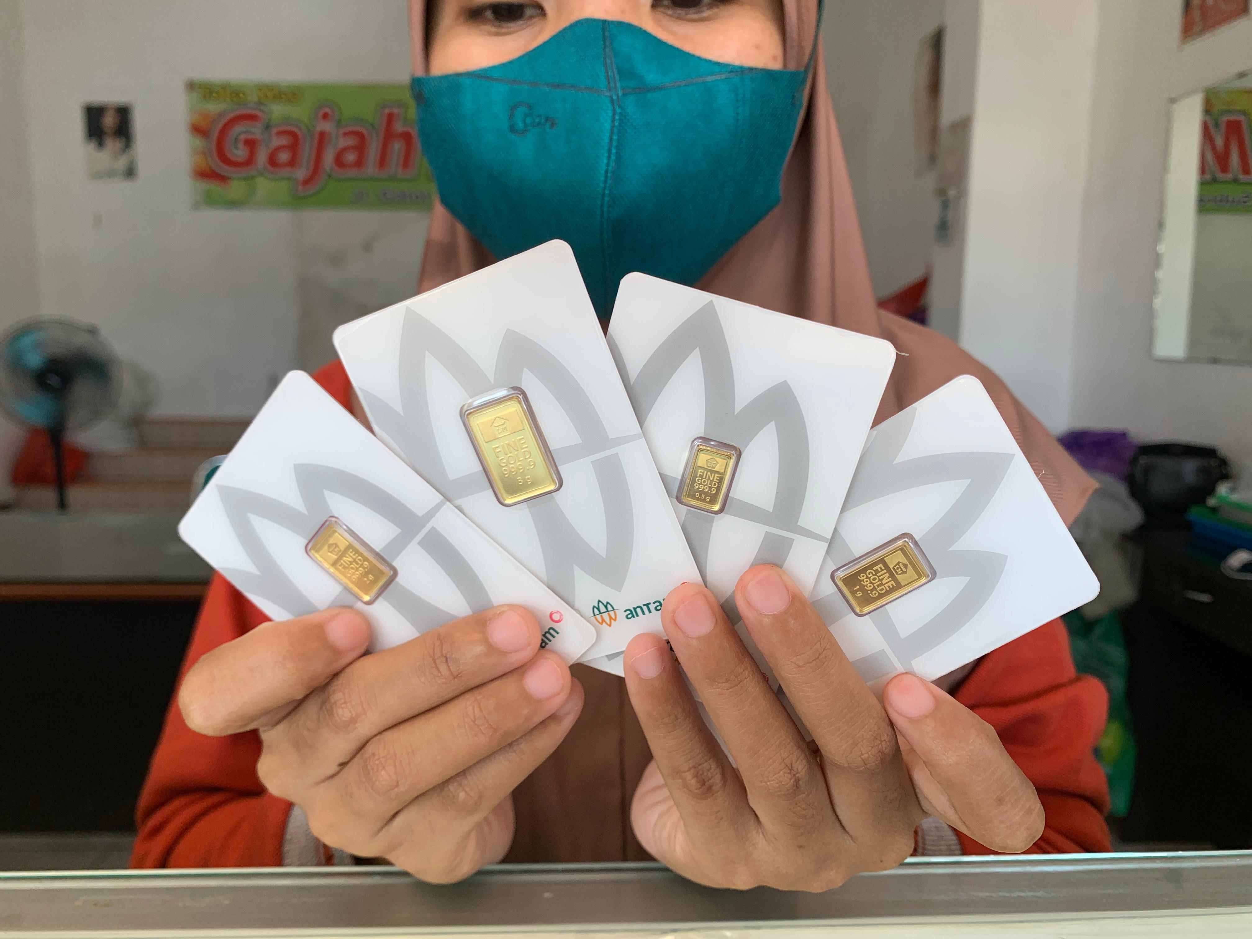 Meskipun masyarakat Blora masih menggemari emas Antam dan perhiasan, minat untuk membeli emas batangan sebagai wujud investasi masih rendah. (INAS ALIMATURRAHMAH/RADAR BLORA)