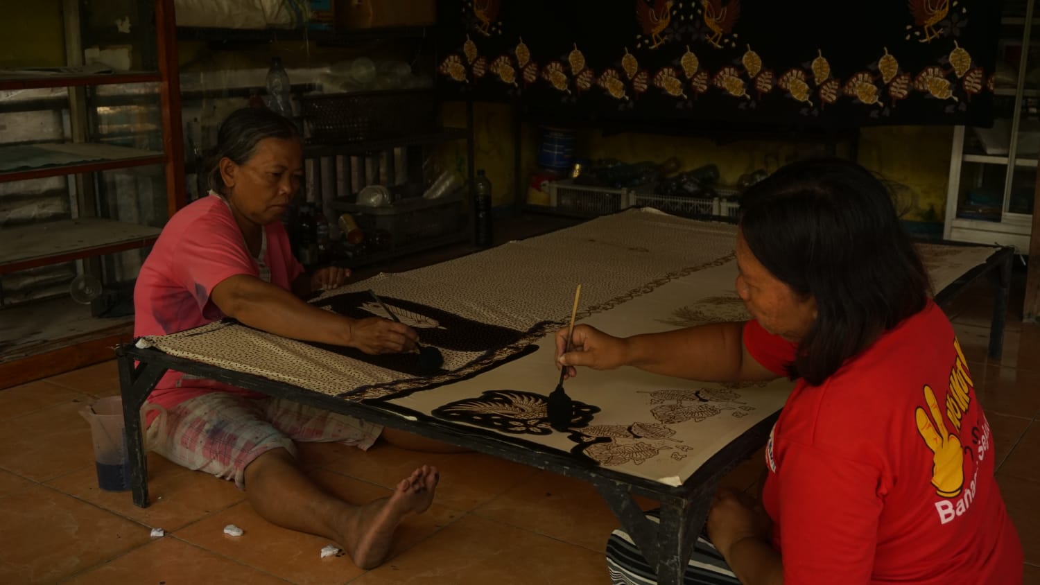 BATIK TULIS: Dua karyawan di Latansa turut Desa/Kecamatan Dander sedang mengerjakan batik tulis khas Jonegaran. (FARHAN REZA ARDIANSYAH/RADAR BOJONEGORO)