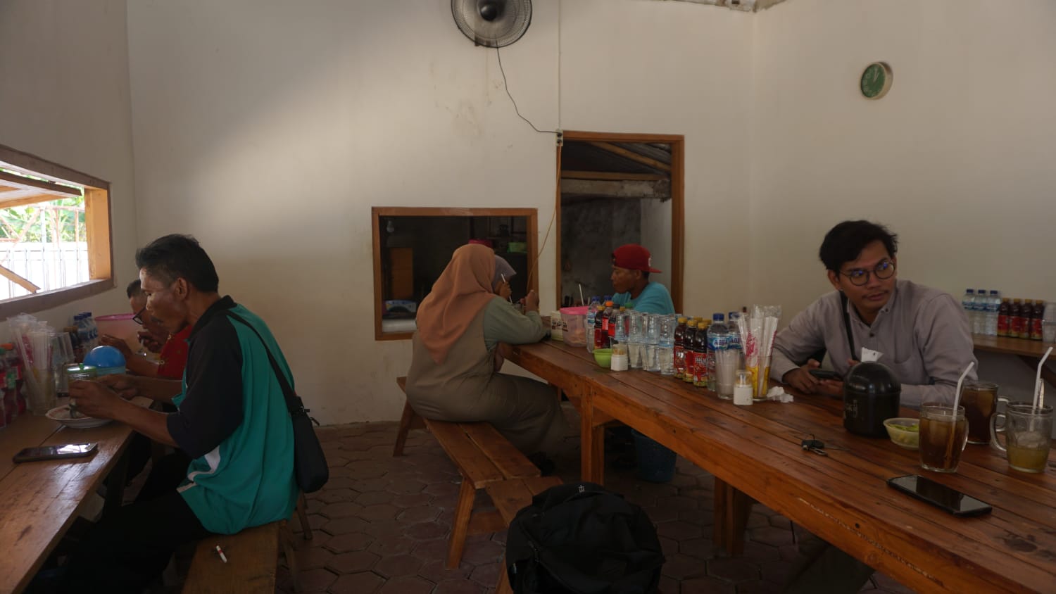 UNIK: Warung Lek Ran di Desa Cancung, Kecamatan Bubulan unik memilih jam berjualan. Umumnya, warung nasi goreng buka dari sore hingga malam, Warung Lek Ran justru buka mulai pagi hingga sore. (FARHAN