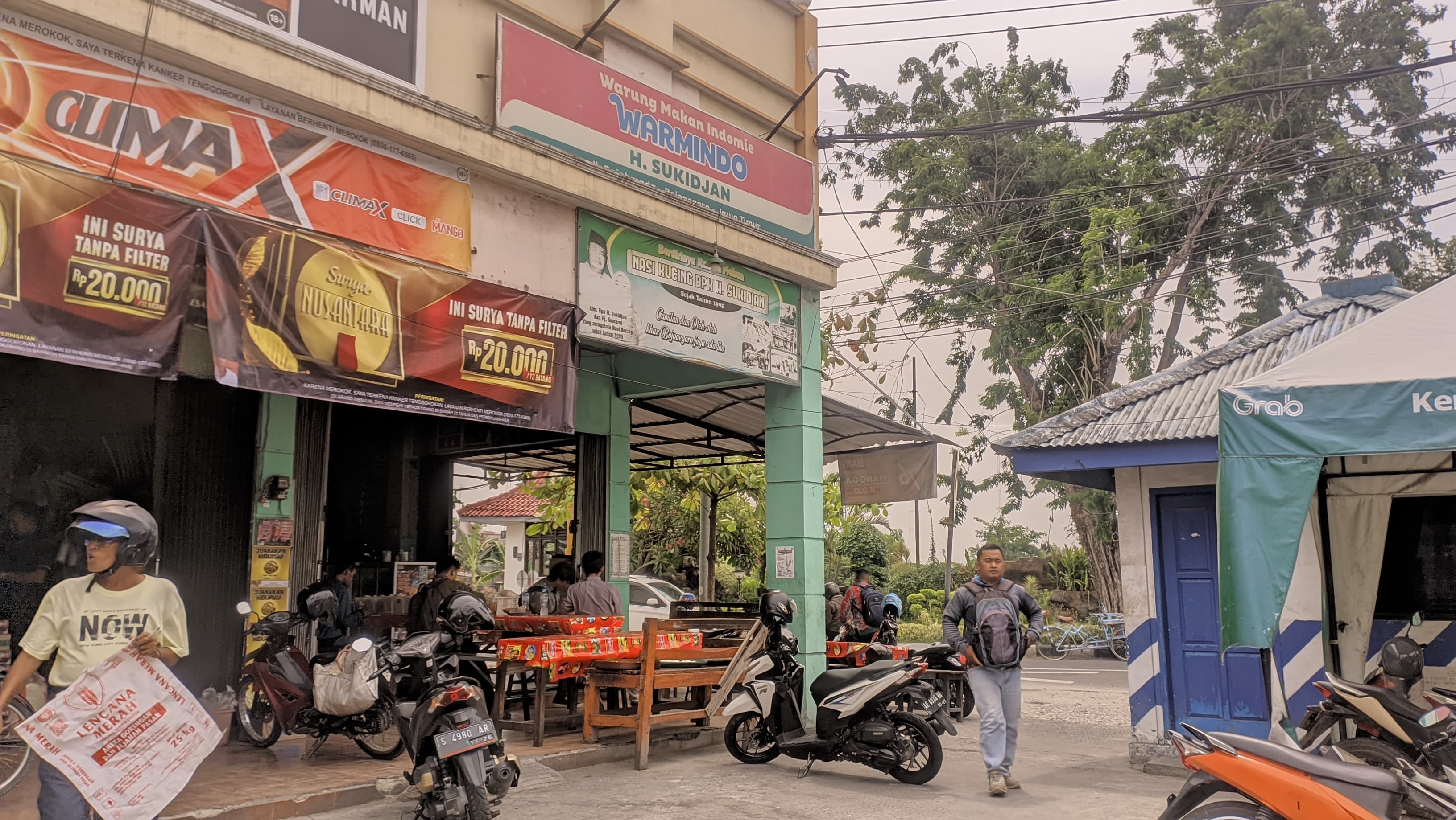 NASI KUCING: Warung Nasi Kucing Haji Sukidjan sudah melegenda di Bojonegoro. Kudapan dengan harga ramah di kantong jadi incaran anak kos. (FARHAN REZA ARDIANSYAH/RADAR BOJONEGORO)