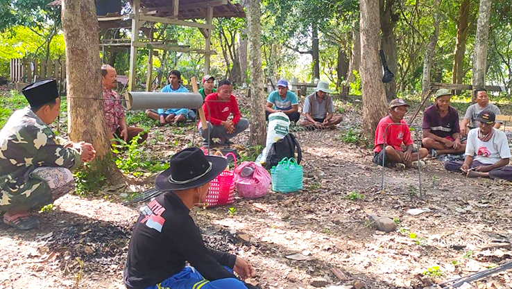 SELAMATAN: Sebelum pekerjaan menggali sumur air, belasan warga Dusun Jipangulu, Desa Ngelo, Kecamatan Margomulyo menggelar ritual selamatan demi kelancaran pekerjaan. (ISTIMEWA/RADAR BOJONEGORO)