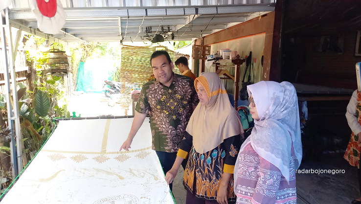 PERAJIN: Cabup nomor urut 01 Arief Rohman berkunjung di rumah para perajin batik turut Kelurahan Beran, Kecamatan Blora Rabu (2/10). (ISTIMEWA/RADAR BOJONEGORO)