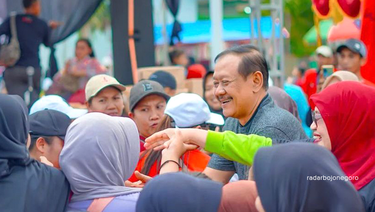BLUSUKAN: Cabup nomor urut 01 Abu Nafi blusukan ke desa-desa serta gelar jalan sehat guna mempererat silaturahmi dengan warga. (ISTIMEWA/RADAR BOJONEGORO)