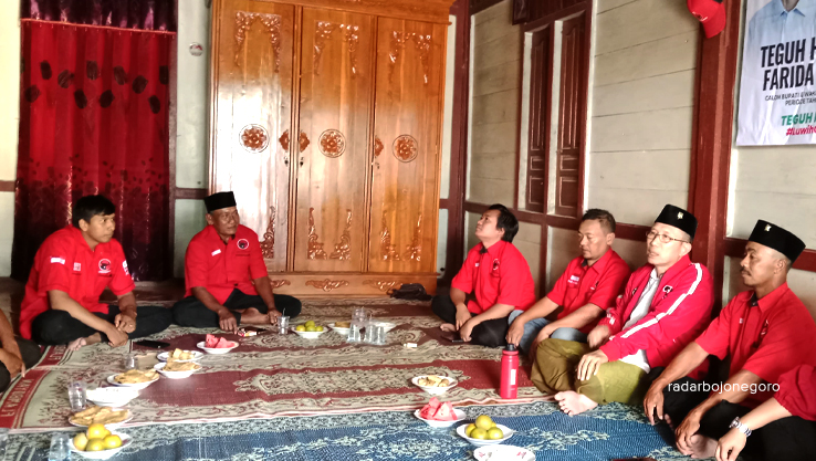 PENGUKUHAN: Cabup nomor urut 01 Teguh Haryono hadiri pengukuhan tim pemenangan di Kecamatan Sekar. (ISTIMEWA/RADAR BOJONEGORO)