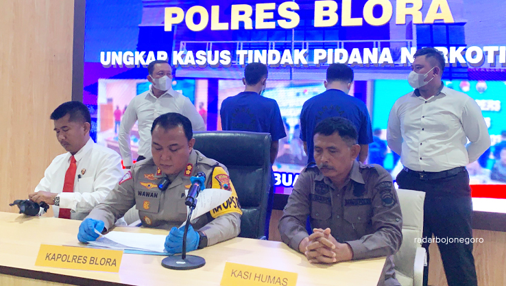 KECANDUAN: Dua pria asal Kecamatan Blora Kota dipamerkan saat konferensi pers di Mapolres Blora karena mengonsumsi narkotika jenis sabu. (RAHUL OSCARRA DUTA/RADAR BOJONEGORO)