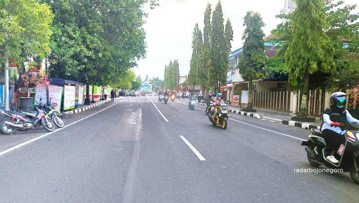REKLAME: Papan bando reklame yang sebelumnya melintang di atas Jalan Pemuda sudah dibongkar. Karena menyalahi regulasi. (M. LUKMAN HAKIM/RADAR BOJONEGORO)