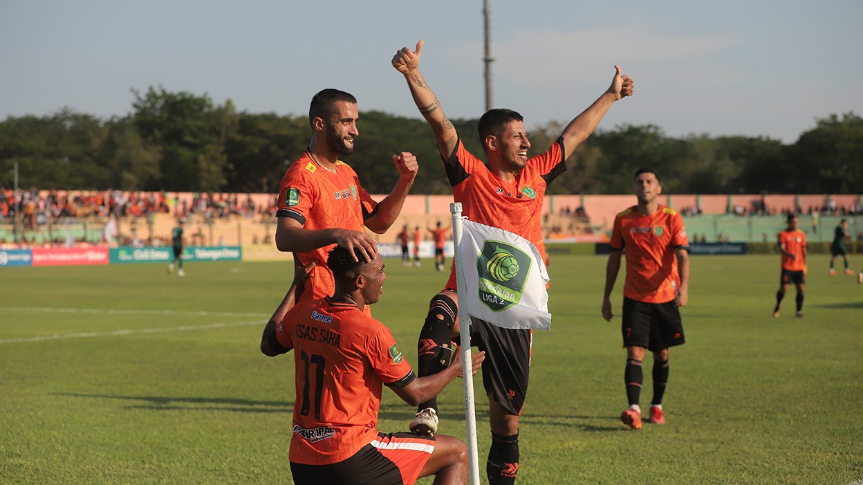 Osas Saha dan Taher Jahanbakhsh kembali jadi kunci kemenangan Persibo Bojonegoro setelah mencetak satu-satunya gol pada laga melawan Persipal (6/10) (YUAN EDO/RADAR BOJONEGORO)