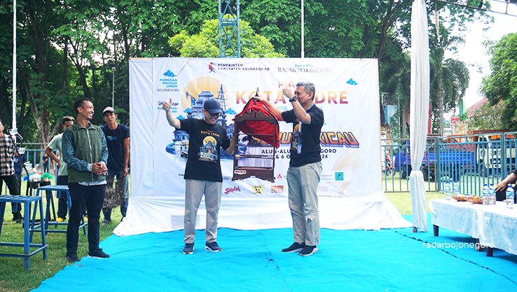 CINDERAMATA: Kicaumania Bojonegoro memberikan Cinderamata seekor burung kacer kepada Pj Bupati Bojonegoro Adriyanto sebagai tanda terima kasih atas terselenggaranya. (HAKAM ALGHIFARI/RADAR BOJONEGORO)