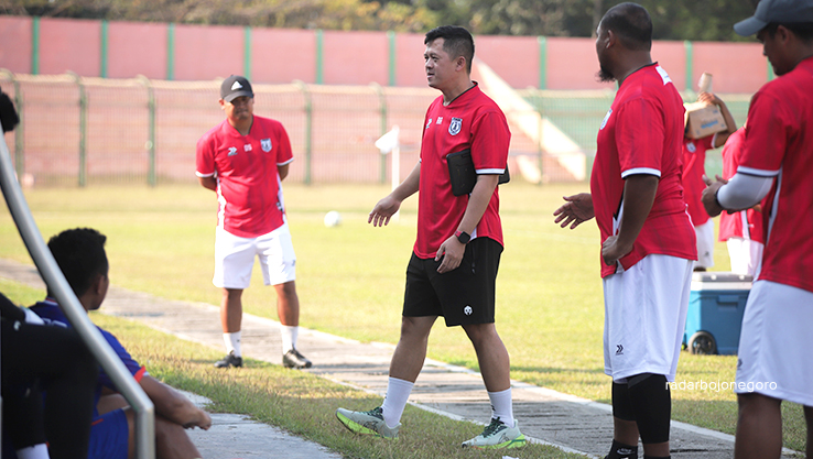 Regi Aditya Pelatih Persibo. (YUAN EDO/RDR.BJN)