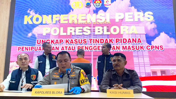 PENIPUAN: DS, 40, tersangka kasus penipuan dipamerkan saat konferensi di Mapolres Blora. Tersangka menjanjikan korban bisa bekerja jadi pegawai pemerintahan