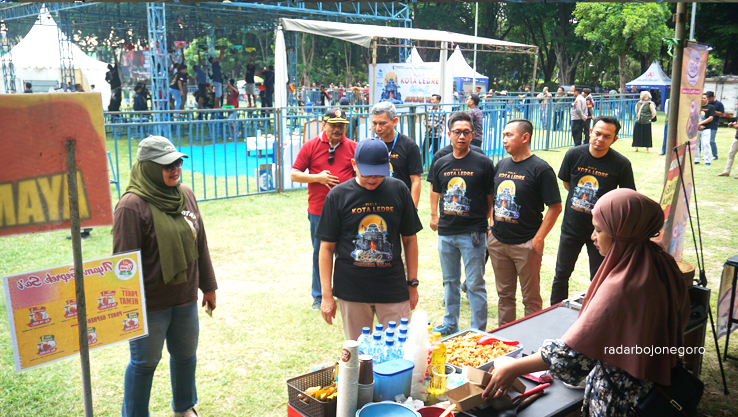 DUKUNG UMKM: Pj Bupati Bojonegoro Adriyanto (bertopi) bersama forkopimda mampir di stand UMKM acara Festival Burung Kicau Piala Kota Ledre.