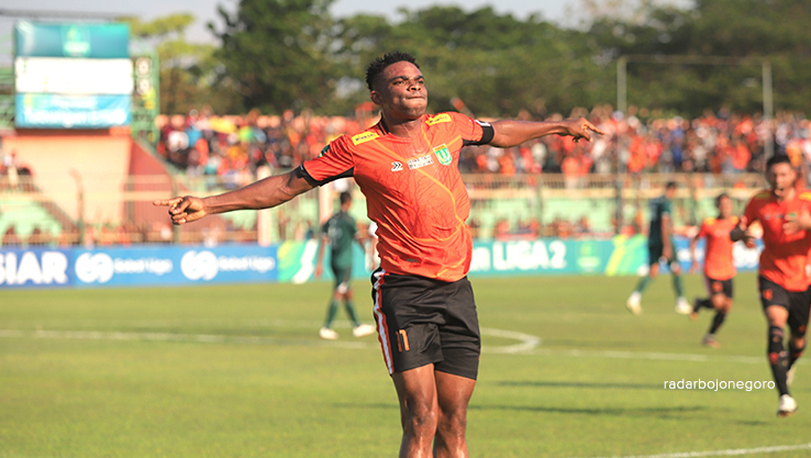 TIGA POIN: Selebrasi sang kapten Osas Saha usai menjebol gawang Persipal di menit ke-22 yang mengantarkan Persibo memboyong tiga poin. (YUAN EDO RAMADHANA/RADAR BOJONEGORO)