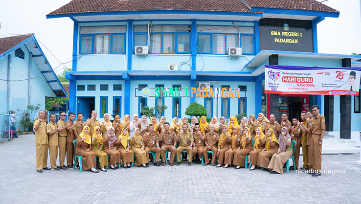 MELAJU DAN TERDEPAN: Kepala Sekolah, Guru, dan Staf, kompak berfoto bersama di halaman SMAN 1 Padangan. (IST/RADAR BOJONEGORO)