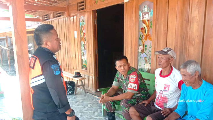 PENYELAMAT: Jamin (kaus putih) dan Sarmo (kaus biru) memberikan keterangan kepada petugas perihal putusnya rel hulu Km 57+1.