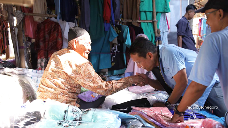 KE PASAR DESA: Cabup Setyo Wahono saat di Pasar Ngasem untuk melihat langsung kondisi pusat perekonomian warga.(TIM PEMENGAN WAHONO-NURUL)