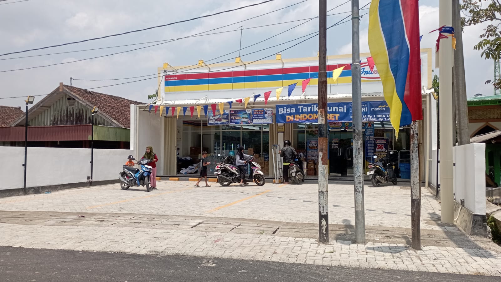 EKONOMI: Minimarket modern baru buka di kawasan Kecamatan Ngambon, Kabupaten Bojonegoro. (FARHAN REZA ARDIANSYAH/RADAR BOJONEGORO)
