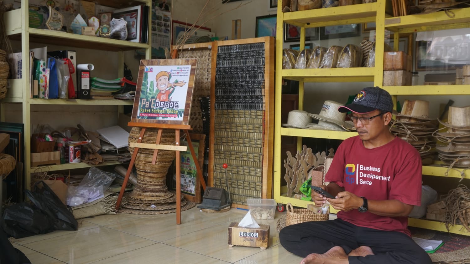 KREATIF: Maisir telah merintis usaha kerajinan pelepah pisang sejak 2014 di Desa Balenrejo, Kecamatan Balen, Kabupaten Bojonegoro. (FARHAN REZA ARDIANSYAH/RADAR BOJONEGORO).