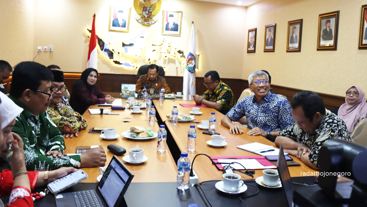 AUDIENSI: Plt Bupati Blora Tri Yuli Setyowati bersama jajaran Pemkab Bojonegoro audiensi di kantor Kemendagri menyodorkan skema penghitungan DBH Migas Blok Cepu, Rabu (2/10). (ISTIMEWA/RADAR BOJONEGOR