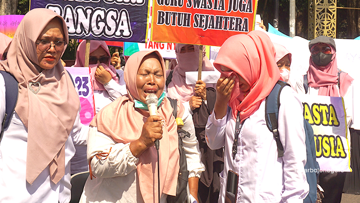 SUARA HATI: Guru swasta saat menyampaikan aspirasi diwarnai tetesan air mata di depan kantor Pemkab dan DPRD Bojonegoro kemarin. Berharap perhatian pemerintah. (YUAN EDO/RADAR BOJONEGORO)
