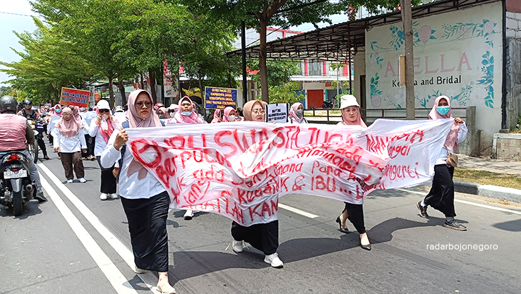TURUN JALAN: Forum Guru Swasta Passing Grade 2023 turun jalan menuju kantor DPRD kemarin. (YUAN EDO/RADAR BOJONEGORO)