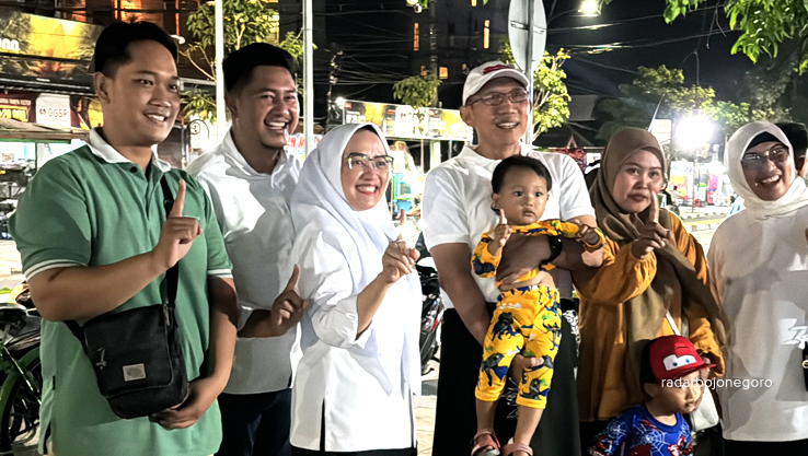 AKRAB: Cabup Teguh Haryono dan Cawabup Farida Hidayati foto bersama warga.