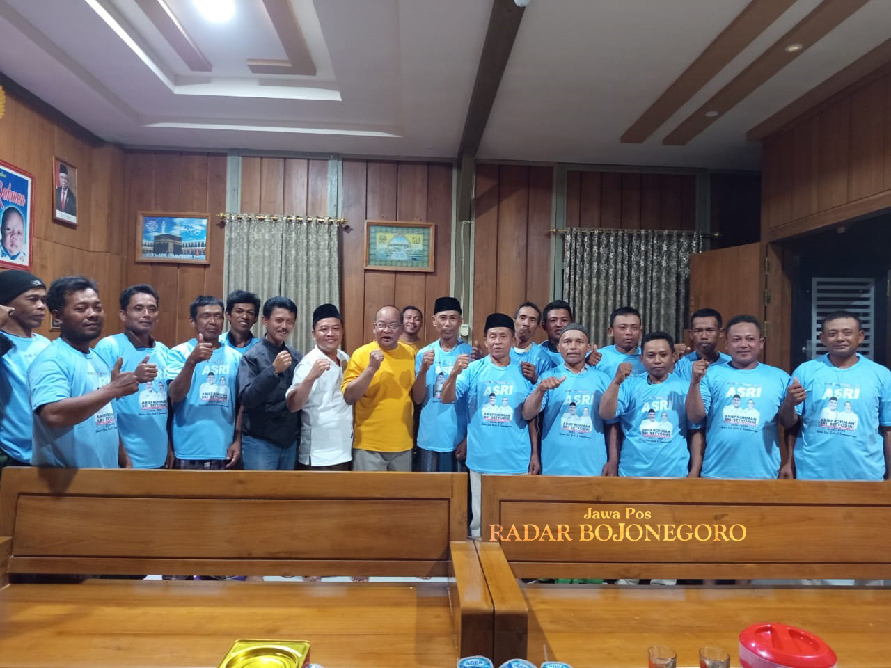 FOTO BERSAMA: Camat Kradenan Tarkun (jaket hitam), Kades Mendenrejo Supari (kemeja putih), dan anggota DPRD Blora Warsit (kaus kuning) berfoto bersama warga yang mengenakan kaus bergambar paslon bupat
